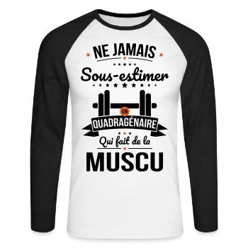 Sous-estimer un quadragénaire qui fait de la muscu - T-shirt baseball manches longues Homme - blanc/noir - Devant - Nik (191cm)