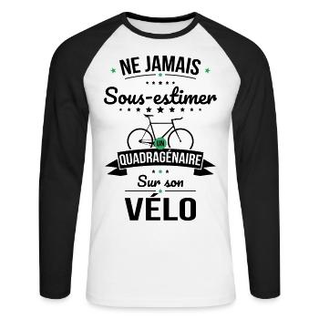 Sous-estimer un quadragénaire sur son vélo - T-shirt baseball manches longues Homme - blanc/noir - Devant - Nik (191cm)