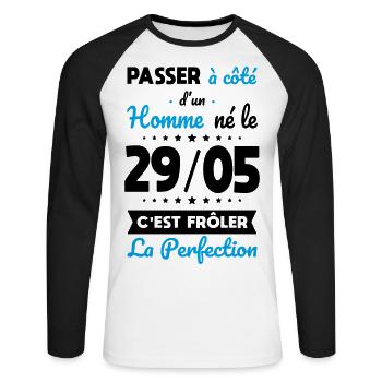 Anniversaire - Né le 29 Mai Frôler perfection - T-shirt baseball manches longues Homme - blanc/noir - Devant - Nik (191cm)