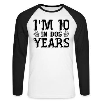 I'm 10 In Dog Years Tees | Funny 70th Birthday - T-shirt baseball manches longues Homme - blanc/noir - Devant - Nik (191cm)