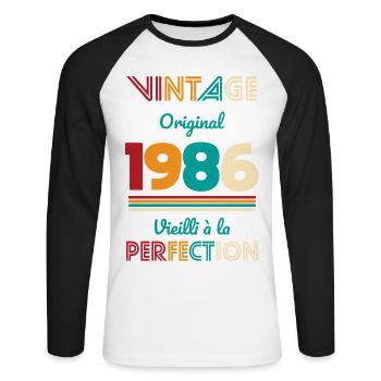 1986 – Vintage – Perfekt gereift - Unisex Baseballshirt langarm - Weiß/Schwarz - Vorne - Nik (191cm)