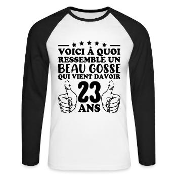 23 ans Idée Cadeau Humour Anniversaire Beau Gosse - T-shirt baseball manches longues Homme - blanc/noir - Devant - Nik (191cm)
