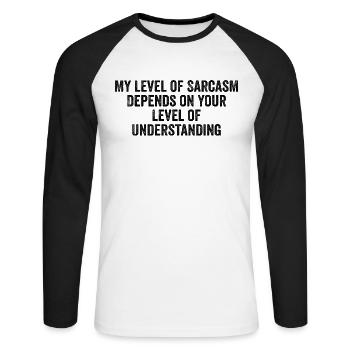 Mein Grad an Sarkasmus hängt von Ihrem niedrigeren Grad ab - Unisex Baseballshirt langarm - Weiß/Schwarz - Vorne - Nik (191cm)