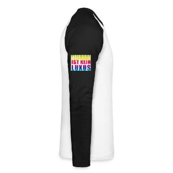 Teilhabe ist kein Luxus - Unisex Baseballshirt langarm - Weiß/Schwarz - Rechts - Nik (191cm)