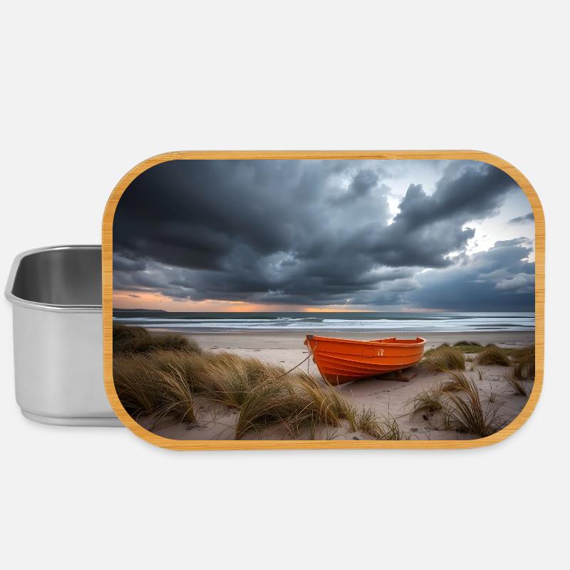 Orangefarbenes Boot auf der stürmischen Küste - Lunch Box - Silber