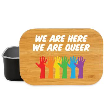 Mois de la fierté LGBT - Nous sommes ici, nous sommes queer - Boîte à goûter - noir - Devant