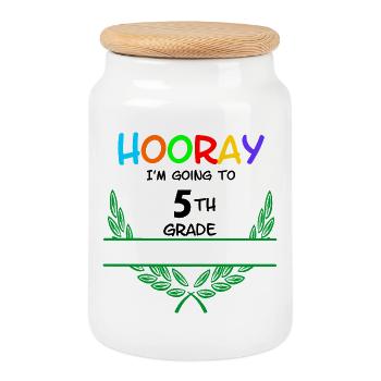 Titel: Hurra, ich gehe in die 5. Klasse – Namensraum - Keksdose mit Holzdeckel - Weiß - Vorne