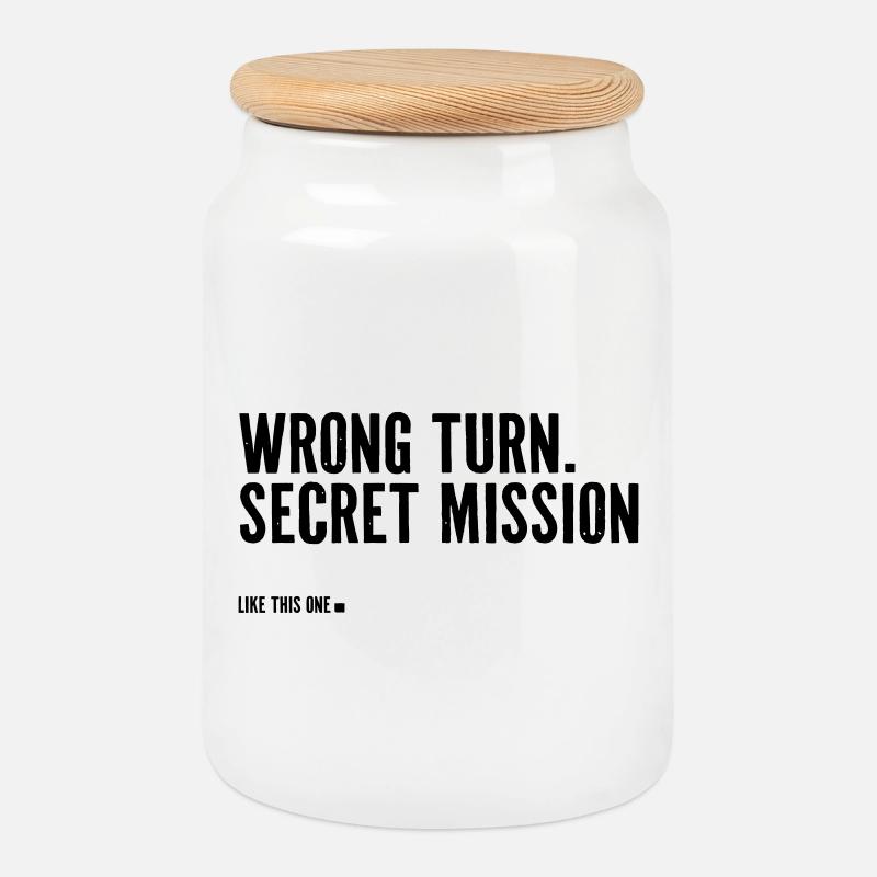wrong turn. secret mission. - Keksdose mit Holzdeckel - Weiß