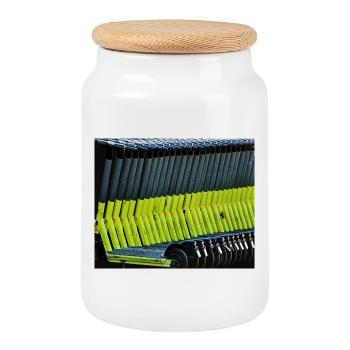 Trottinettes électriques vert néon garées dans la rangée - Boîte à biscuits avec couvercle en bois - blanc - Devant
