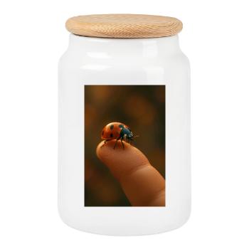 Bout de doigt avec coccinelle en macro - Boîte à biscuits avec couvercle en bois - blanc - Devant