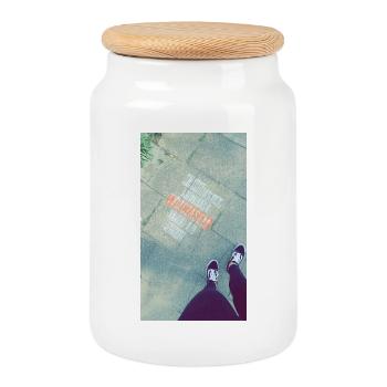 Grafik auf dem Bürgersteig mit durchgestrichenem Text - Keksdose mit Holzdeckel - Weiß - Vorne