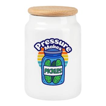 Des concombres verts dans un bocal à la pression créent des concombres - Boîte à biscuits avec couvercle en bois - blanc - Devant