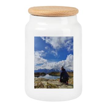 Wanderer, der in den alpinen Himmel blickt - Keksdose mit Holzdeckel - Weiß - Vorne