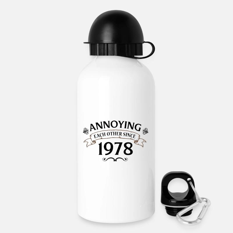 sie nerven sich seit 1978 Lustiges Paar seitdem - Trinkflasche mit Deckel 500 ml - Weiß