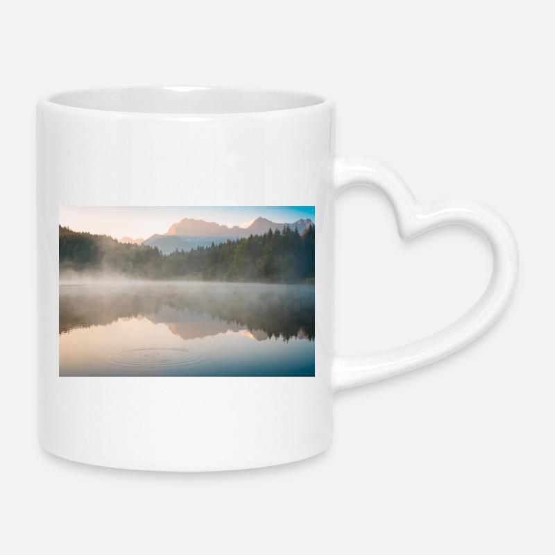 Morgennebel am stillen See - Tasse mit Herzhenkel - Weiß