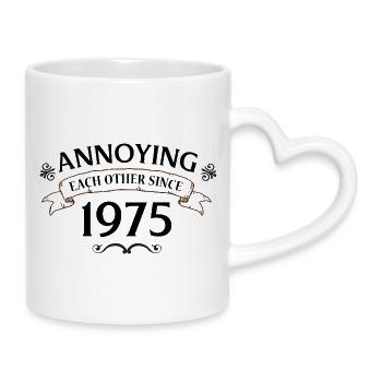 sie nerven sich seit 1975 Lustiges Paar seitdem - Tasse mit Herzhenkel - Weiß - Rechts