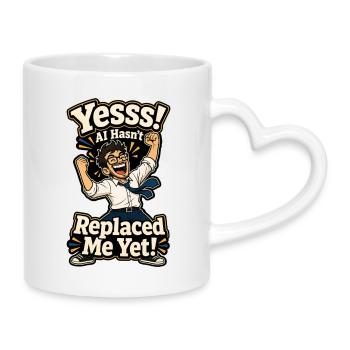 Yesss KI Hat Mich Noch Nicht Ersetzt - Tasse mit Herzhenkel - Weiß - Rechts
