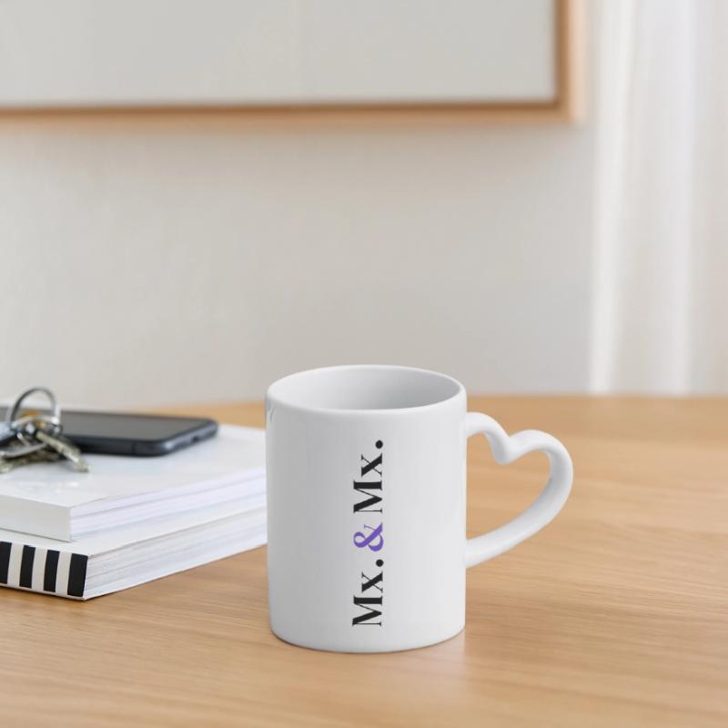 Mx. and Mx. Wedding Design in Vertical Type Stack  Tasse mit Herzhenkel