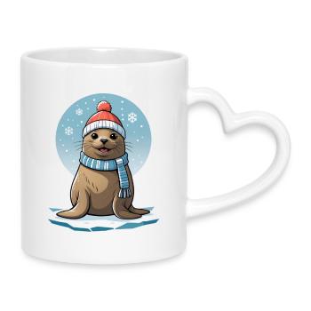 Winterrobbe mit Schal und Mütze - Tasse mit Herzhenkel - Weiß - Rechts
