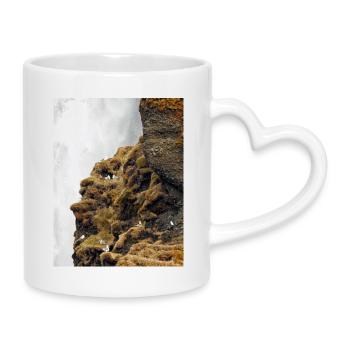 Des oiseaux marins assis sur la falaise près de la cascade - Mug avec anse en forme de cœur - blanc - Droite