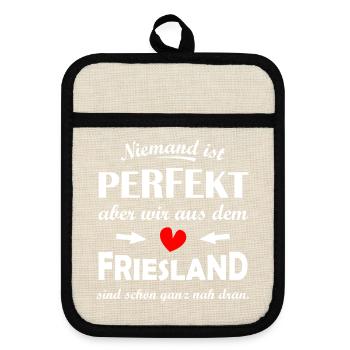 Niemand ist perfekt – Spruch Friesland Heimat - Topflappen mit Gummirückseite - Leinen/Schwarz  - Vorne