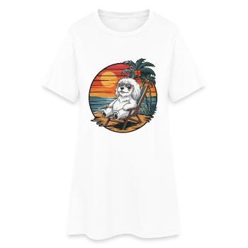 Drôle de chien maltais sur la plage pendant le coucher de soleil des vacances d’été - Robe T-shirt Femme - blanc - Devant