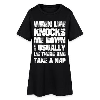 quand la vie me renverse, j’ai l’habitude de m’allonger, de faire une sieste - Robe T-shirt Femme - noir - Devant