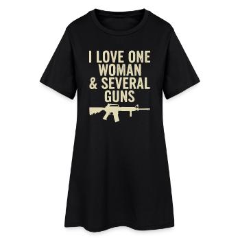 Une Femme, Plusieurs Armes : Humour Chasse - Robe T-shirt Femme - noir - Devant