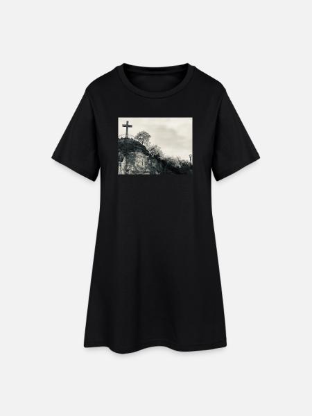 Steinhügel mit Kreuz - Frauen T-Shirt-Kleid - Schwarz
