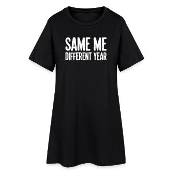 Same Me Different Year Humorvoller Slogan - Frauen T-Shirt-Kleid - Schwarz - Vorne