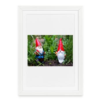 Nain de jardin dans le jardin fleuri - Affiche encadrée (27 × 37 cm) - blanc - Devant