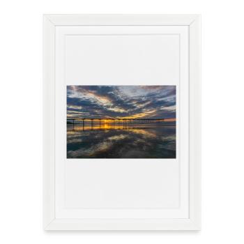 Reflets de la jetée du coucher de soleil - Affiche encadrée (27 × 37 cm) - blanc - Devant
