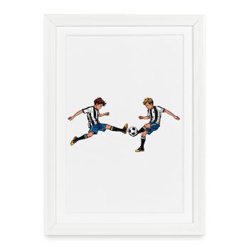 Zwei Jungs spielen Fußball – Sport Teamgeist Art - Gerahmtes Poster (27 × 37 cm) - Weiß - Vorne