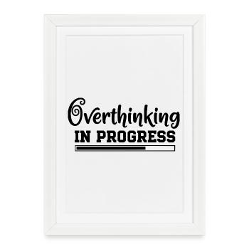 Overthinking in Progress – humorvoller Spruch - Gerahmtes Poster (27 × 37 cm) - Weiß - Vorne