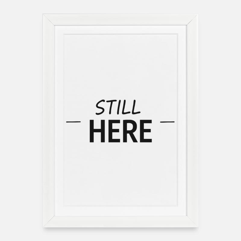 Still Here Minimal Typo - Gerahmtes Poster (27 × 37 cm) - Weiß