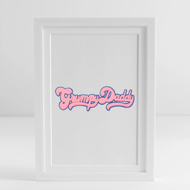 Grumpy Daddy Retro Script - Farbe "Bubble Gum" Gerahmtes Poster (27 × 37 cm)