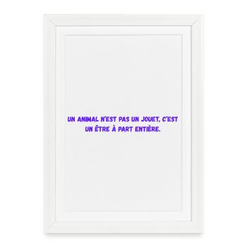 Un_animal_n'est_pas_un_jouet-_c'est_un_être - Affiche encadrée (27 × 37 cm) - blanc - Devant