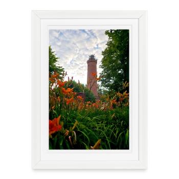 Phare de Gąski, phare, fleurs - Affiche encadrée (27 × 37 cm) - blanc - Devant