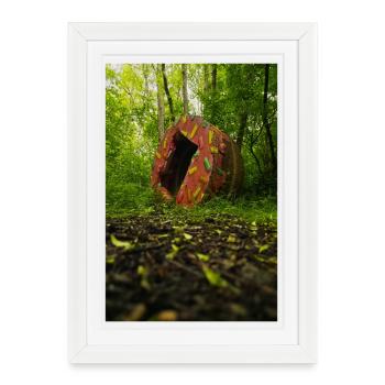 Gâteau de béton dans une forêt sauvage, forêt de moisissures - Affiche encadrée (27 × 37 cm) - blanc - Devant