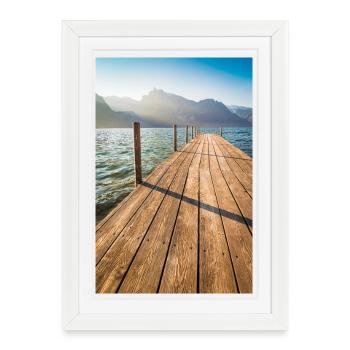 Jetée en bois au lac de la montagne au soleil - Affiche encadrée (27 × 37 cm) - blanc - Devant