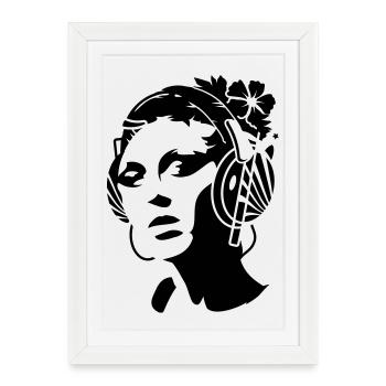 Une jeune femme avec un casque et une fleur dans - Affiche encadrée (27 × 37 cm) - blanc - Devant