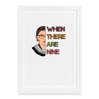 Quand il y a neuf féministes RBG Ruth Bader - Affiche encadrée (27 × 37 cm) - blanc - Devant