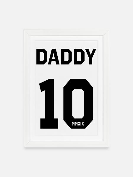 Daddy 2019 - Gerahmtes Poster (27 × 37 cm) - Weiß
