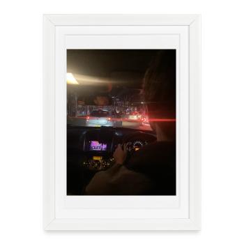Circulation urbaine la nuit - Affiche encadrée (27 × 37 cm) - blanc - Devant