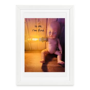 LichtDoll Kunst Is ok Im Fine - Gerahmtes Poster (27 × 37 cm) - Weiß - Vorne