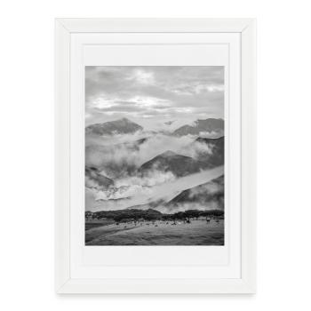 Montagnes dans un brouillard noir et blanc - Affiche encadrée (27 × 37 cm) - blanc - Devant