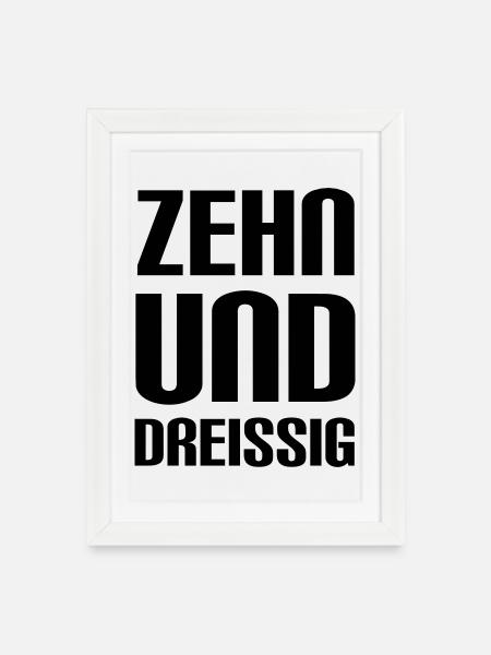 zehnunddreissig - Gerahmtes Poster (27 × 37 cm) - Weiß
