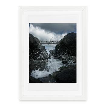 Plan orageux du pont qui relie l’île de Porth - Affiche encadrée (27 × 37 cm) - blanc - Devant