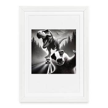 Un blaireau rencontre un dinosaure sur une route de campagne lugubre - Affiche encadrée (27 × 37 cm) - blanc - Devant