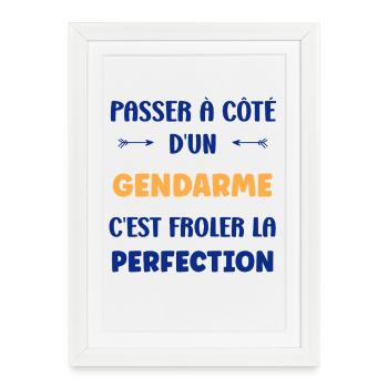 Frôler la perfection près d’un gendarme - Affiche encadrée (27 × 37 cm) - blanc - Devant